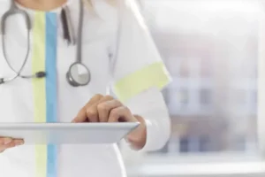 MEC pune mais de 50 cursos de medicina por desempenho insuficiente