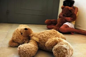 Mãe é presa pela PF por abusar das filhas de 4 e 9 anos, filmar e postar vídeos na dark web