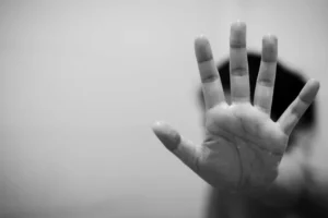 Mãe ouve gritos da filha e flagra marido tentando puxá‑la para banho