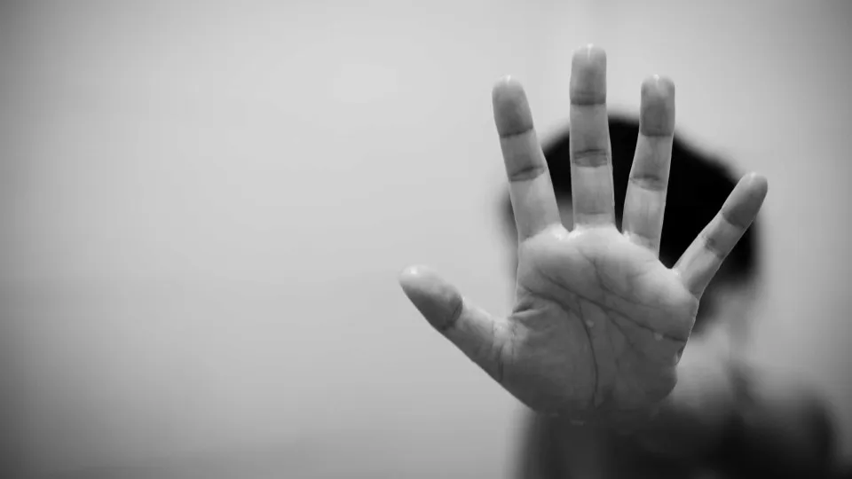 Mãe ouve gritos da filha e flagra marido tentando puxá‑la para banho