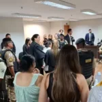 Mãe que matou e cortou pênis de abusador da filha é absolvida