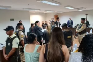 Mãe que matou e cortou pênis de abusador da filha é absolvida