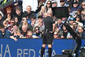 Maioria dos torcedores rejeita VAR e pede fim na Premier League inglesa