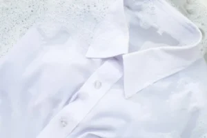 Manchas de suor nas camisas? Especialistas revelam como remover