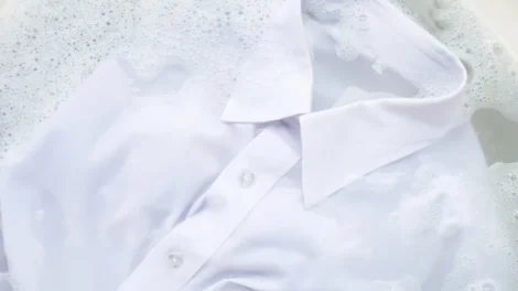 Manchas de suor nas camisas? Especialistas revelam como remover