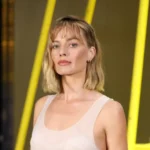 Margot Robbie muda o visual e aparece com novo corte em Paris; veja