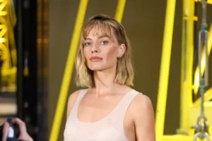 Margot Robbie muda o visual e aparece com novo corte em Paris; veja