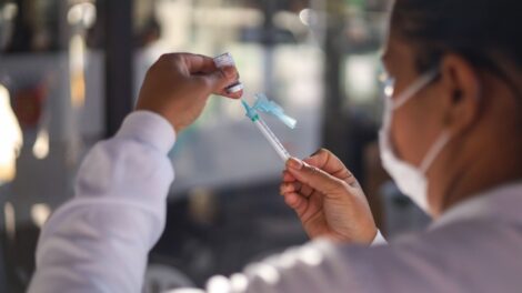 Maringá retoma vacinação contra Covid-19 para crianças de seis meses a 4 anos