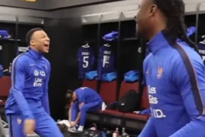 Mbappé vira destaque com festa animada após vitória da França; veja