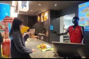 McDonald’s testa robôs humanoides para atender clientes na China