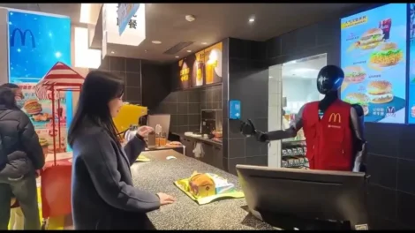 McDonald’s testa robôs humanoides para atender clientes na China