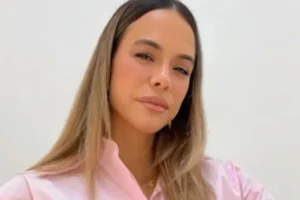 Miá Mello desembarca no Brasil após ficar presa 11 dias no Catar