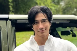 Modelo de 60 anos viraliza ao mostrar aparência jovem nas redes sociais