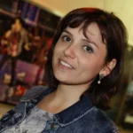 Monica Iozzi é internada após reação a medicamento e relata quadro de afasia