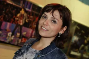 Monica Iozzi é internada após reação a medicamento e relata quadro de afasia