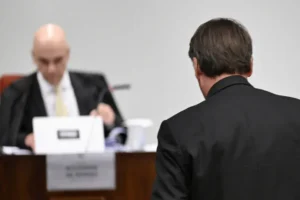Moraes autoriza prisão domiciliar de Jair Bolsonaro com tornozeleira