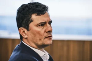 Moro faz acordo com Flávio Bolsonaro para concorrer a governo do Paraná