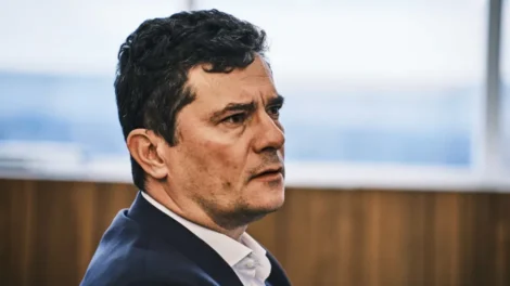 Moro faz acordo com Flávio Bolsonaro para concorrer a governo do Paraná