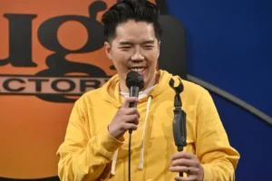 Morre Alex Duong, comediante e ator da série 'Blue Bloods', aos 42 anos