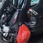 Motociclistas ficam em estado grave após colidirem em carro e serem arremessados contra árvore, em Maringá