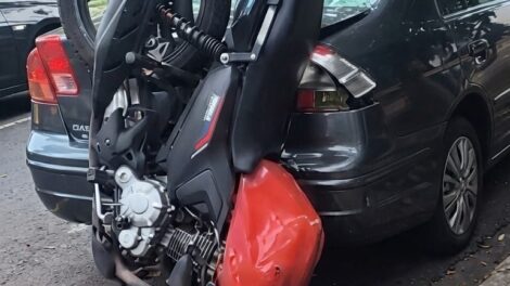 Motociclistas ficam em estado grave após colidirem em carro e serem arremessados contra árvore, em Maringá