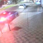 Motorista de carro de luxo perde o controle e bate contra veículo estacionado em Maringá