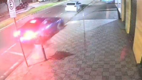 Motorista de carro de luxo perde o controle e bate contra veículo estacionado em Maringá