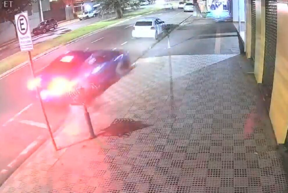Motorista de carro de luxo perde o controle e bate contra veículo estacionado em Maringá