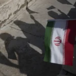 Mulher de Ali Khamenei está viva, diz agência ligada ao regime iraniano