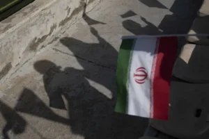 Mulher de Ali Khamenei está viva, diz agência ligada ao regime iraniano