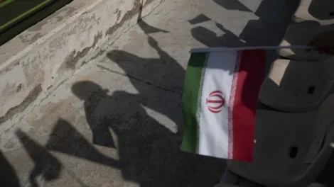 Mulher de Ali Khamenei está viva, diz agência ligada ao regime iraniano