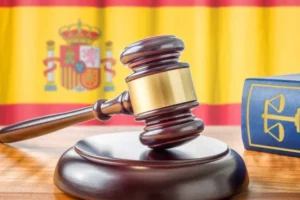 Mulher é morta com 16 facadas; acusado diz que ela caiu sobre faca