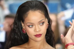 Mulher que atirou contra casa de Rihanna tem fiança fixada em R$ 53 milhões