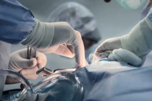 Mulher sofre dano cerebral grave após cirurgia simples