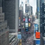 Multidão sai às ruas de Nova York contra governo de Donald Trump