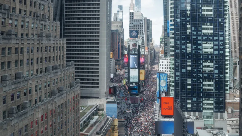 Multidão sai às ruas de Nova York contra governo de Donald Trump
