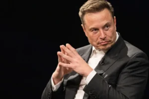 Musk anuncia megafábrica de chips e enfrenta derrota na Justiça