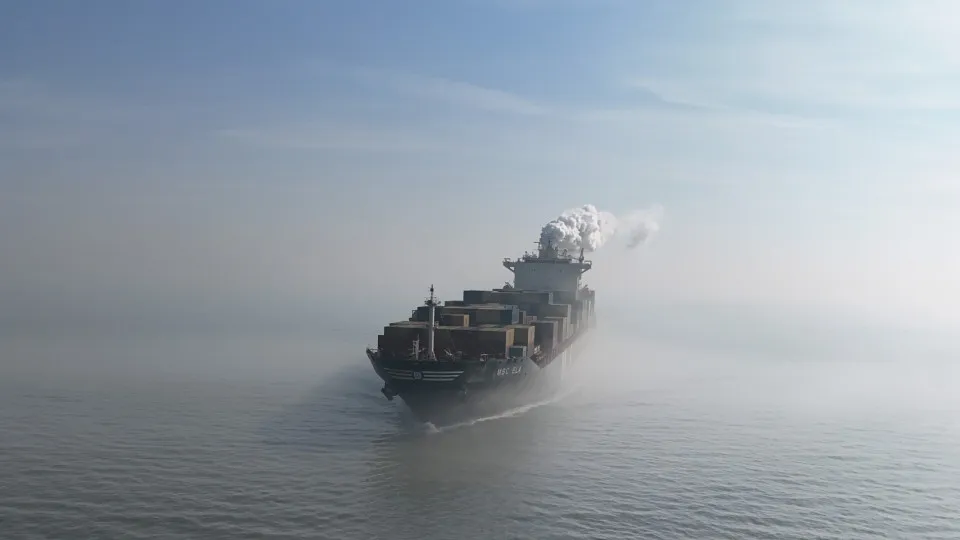 Navio porta-contêineres é atingido por projétil perto do estreito de Ormu