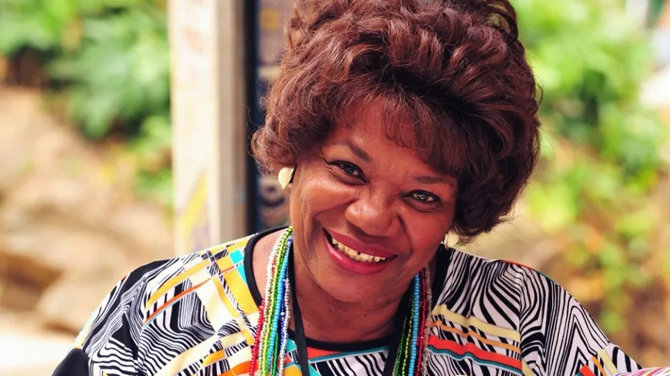 Neusa Borges assina contrato vitalício com a Globo