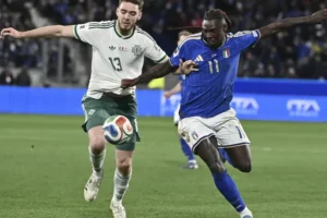 No sufoco, Itália bate Irlanda do Norte e mantém vivo o sonho de voltar à Copa