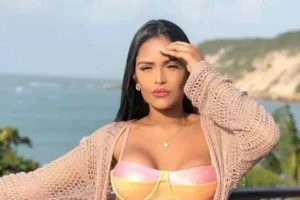 Ônibus da equipe da ex-BBB Flay se envolve em acidente com morte de motociclista