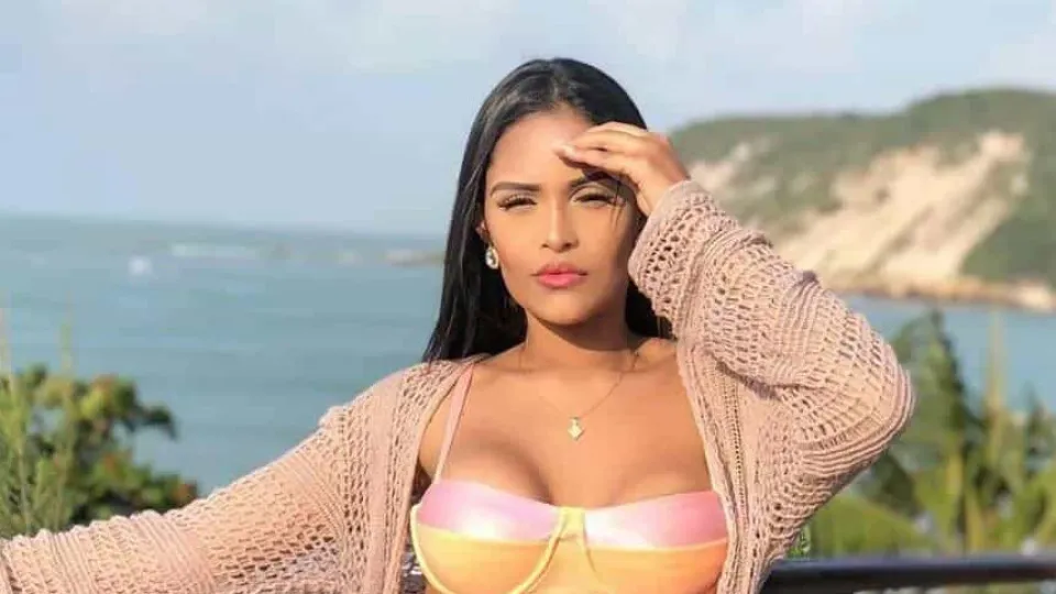 Ônibus da equipe da ex-BBB Flay se envolve em acidente com morte de motociclista