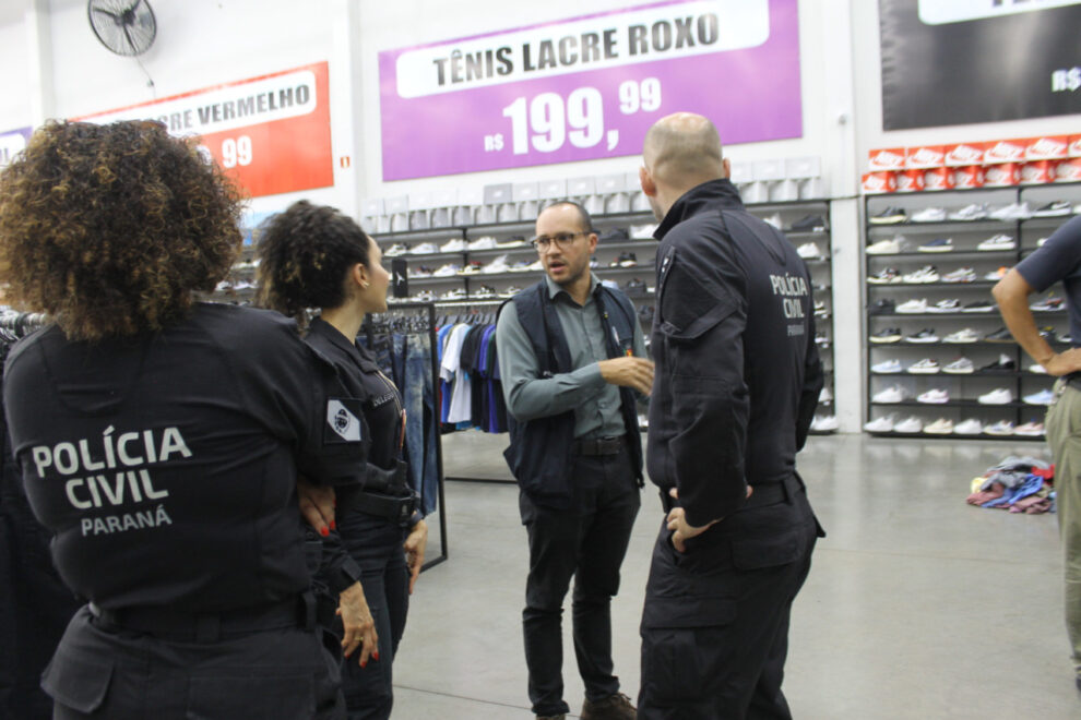 Operação apreende mais de 3,4 mil produtos falsificados em loja de Maringá; duas pessoas foram presas