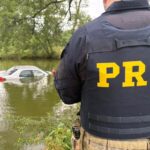 PRF apreende agrotóxicos após menores ‘mergulharem’ com carro em açude no Paraná