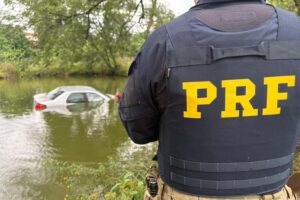 PRF apreende agrotóxicos após menores ‘mergulharem’ com carro em açude no Paraná