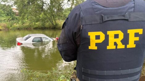 PRF apreende agrotóxicos após menores ‘mergulharem’ com carro em açude no Paraná