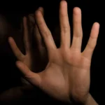 Pai e filho são presos por abusar de funcionária mantida em cativeiro