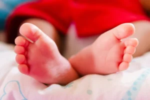 Pais são presos por suspeita de violência e abuso contra bebê