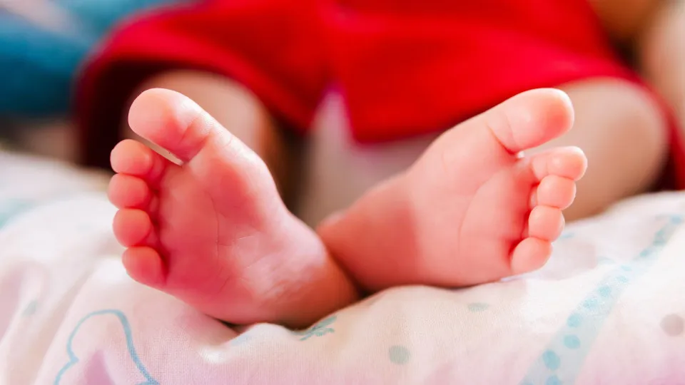 Pais são presos por suspeita de violência e abuso contra bebê