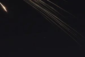 Países do Golfo interceptam mísseis e drones após ataques do Irã